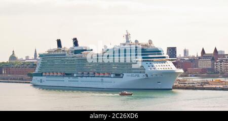 Bateau de croisière Celebrity Eclipse dans le port Banque D'Images