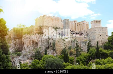 Athènes, Grèce - 18 juillet 2018 : célèbre Acropole avec les personnes qui visitent le Parthénon, propylées, Erechtheum et Temple d'Athena, en t Banque D'Images