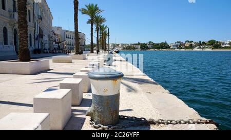 BRINDISI, ITALIE - 8 août, 2017 : front de mer de la vieille ville de Brindisi, Pouilles, Italie Banque D'Images