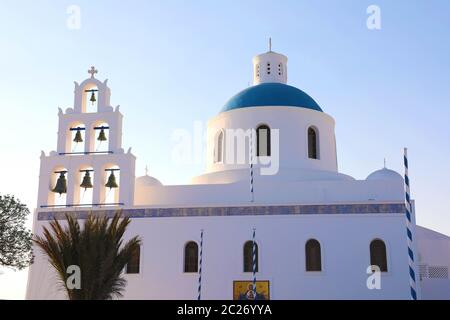 Église orthodoxe de Santorin, le village d''Oia, Grèce Banque D'Images