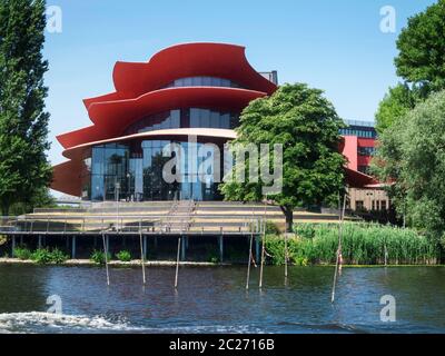 Vue sur le théâtre Hans Otto à Potsdam depuis le bord de la rivière à l'été 2018. Banque D'Images