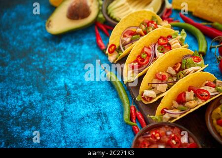 Tacos mexicains avec viande de poulet, jalapeno, légumes frais servis avec guacamole Banque D'Images