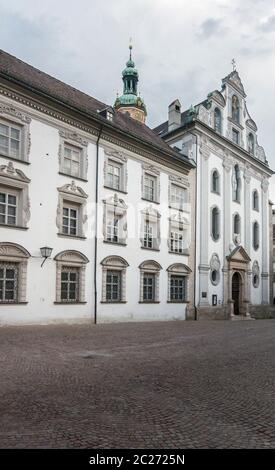 Le couvent du Sacré-Cœur dans l'ancienne ville de Hall in Tirol, Autriche Banque D'Images