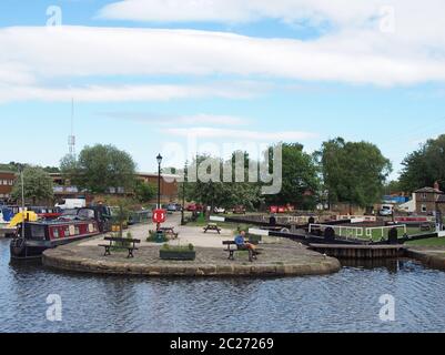 vue sur l'entrée de l'écluse du bassin de la brightouse et les amarres sur le canal de navigation de calder et de galets dans l'ouest de caldernon yorkshi Banque D'Images