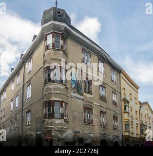 Façade d'un bâtiment très ornementé dans l'ancienne ville de Hall in Tirol, Autriche Banque D'Images