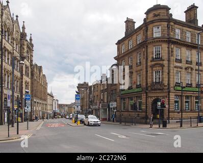 circulation et piétons à l'intersection de la rue market et de westgate dans le centre de huddersfield west yorkshire Banque D'Images