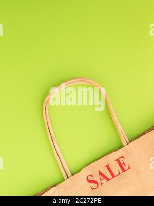 Sac de shopping en papier avec inscription la VENTE, photo verticale, espace de copie. Banque D'Images
