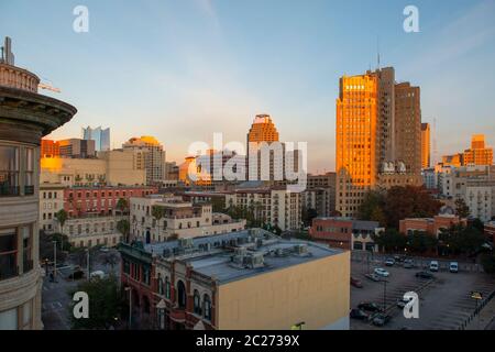 Bâtiment historique sur E Commerce St avec Weston Center et Nix Professional Building à l'arrière-plan au lever du soleil dans le centre-ville de San Antonio, Texas, États-Unis. Banque D'Images