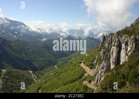 Vallée alpine basse française avec routes sinueuses près du Col de Rousset, partie du Parc naturel régional du Vercors dans la vallée de la Drôme, France. Backgro Banque D'Images