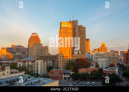 Bâtiment historique sur E Commerce St avec Weston Center et Nix Professional Building à l'arrière-plan au lever du soleil dans le centre-ville de San Antonio, Texas, États-Unis. Banque D'Images