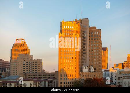 Bâtiment historique sur E Commerce St avec Weston Center et Nix Professional Building à l'arrière-plan au lever du soleil dans le centre-ville de San Antonio, Texas, États-Unis. Banque D'Images