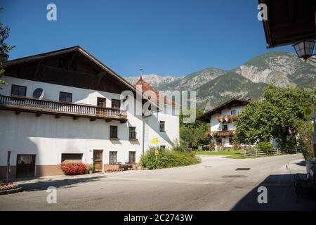 L'ancienne ville de Hall in Tirol, Autriche avec des montagnes en arrière-plan Banque D'Images