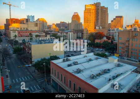 Bâtiment historique sur E Commerce St avec Weston Center et Nix Professional Building à l'arrière-plan au lever du soleil dans le centre-ville de San Antonio, Texas, États-Unis. Banque D'Images