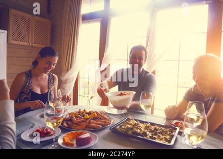 Table avec vin blanc, crevettes, salade et gratins Banque D'Images