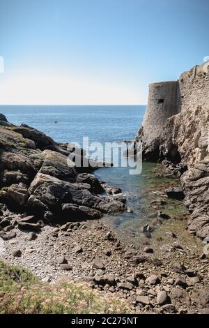 Ruine de l'ancien château médiéval au sud de l'île d'Yeu, Vendée en France un jour d'été Banque D'Images