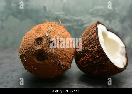 Noix de coco fissurées et entières. Concept tropical d'été. Concept de saine alimentation et alimentation. Banque D'Images