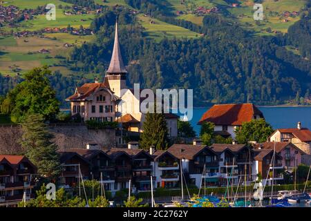 Église de Spiez sur les rives du lac Thun dans l'Oberland bernois du canton suisse de Berne au coucher du soleil, Spiez, Suisse. Banque D'Images