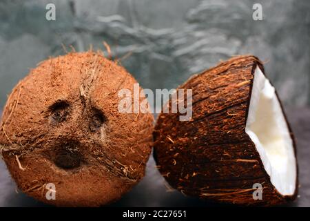 Noix de coco fissurées et entières. Concept tropical d'été. Concept de saine alimentation et alimentation. Banque D'Images