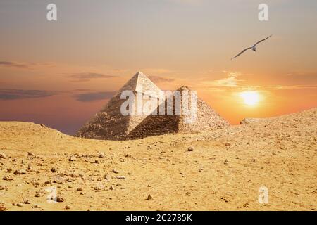 Les Pyramides de Gizeh, vue depuis le sable-dune. Banque D'Images