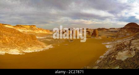 Panorama de l'El-Agabat Valley dans le désert blanc, le Sahara, l'Egypte Banque D'Images