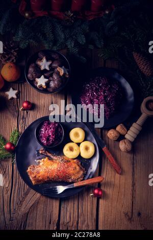 Oie rôtie avec des pommes cuites, du chou rouge et de raviolis Banque D'Images