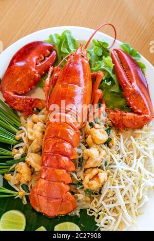 Lobster pad thai, Thai sautées pâtes nouilles de riz avec de la chair de homard et de homard entier. Banque D'Images