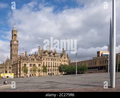 place du centenaire dans le west yorkshire de bradford avec des personnes assises et marchant devant l'hôtel de ville et les bâtiments de la cour de magistrats Banque D'Images