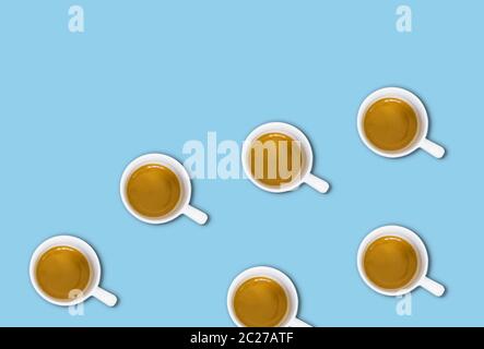 décoration minimaliste avec vue sur un groupe de tasses de café sur une table bleu clair pastel Banque D'Images