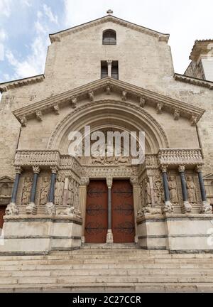 Façade ouest de la cathédrale Saint Trophime à Arles, France. Bouches-du-Rhône, France Banque D'Images