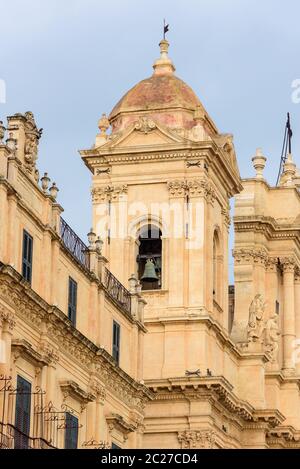 Gros plan de l'historique du clocher de la cathédrale baroque appelé Basilique Minore di San Nicolo à Noto, Sicile, Italie Banque D'Images