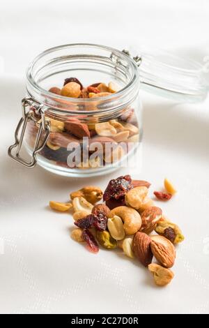 Mélange de diverses noix et raisins secs dans un bocal. Banque D'Images