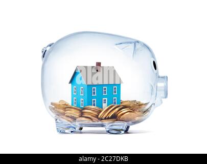 Blue House sur l'argent à l'intérieur transparent piggy bank with clipping path Banque D'Images