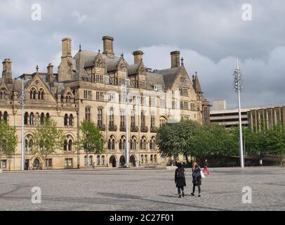 place du centenaire dans le west yorkshire de bradford avec des personnes passant devant l'hôtel de ville et les bâtiments de la cour de magistrats Banque D'Images