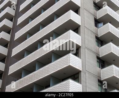 grand immeuble moderne en béton blanc avec balcons géométriques angulaires Banque D'Images