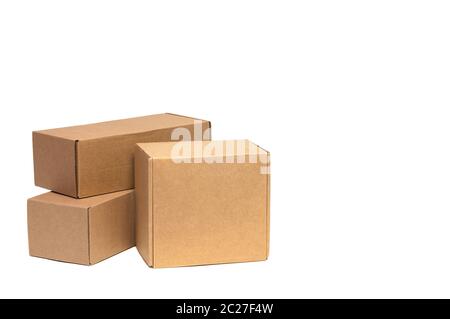 Les boîtes de carton de marchandises sur un fond blanc. Taille différente. Isolé sur fond blanc Banque D'Images