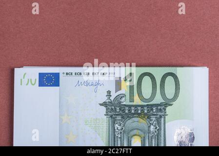 Les espèces en euros sur un fond marron et rose. Billets en euro de l'argent. Euro Argent. Euro bill. Place pour le texte Banque D'Images
