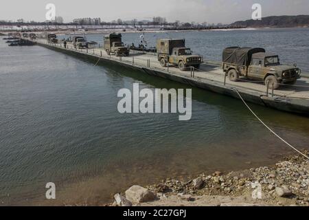 Séoul, CORÉE DU SUD. 8 février 2012. 17 juin 2020-Séoul, Corée du Sud-dans cette photo est le fichier photos. Forage militaire conjoint de Stetes Sud-Coréens et Unis près de la zone démilitarisée en Corée du Sud. La Corée du Nord a déclaré mercredi qu'elle avait rejeté l'offre de la Corée du Sud d'envoyer des envoyés spéciaux et qu'elle redéploiera ses troupes dans deux zones commerciales intercoréennes près de la frontière, ce qui a atchéré sans relâche les tensions un jour après que le régime ait créé un bureau de liaison conjoint. La divulgation par le Nord de son rejet de la proposition de l'envoyé spécial montre que le régime n'a aucune intention de désamorcer les tensions par le dialogue et qu'il va mener à bien un moindre effet Banque D'Images