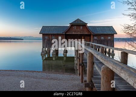 Un hangar à bateaux au lac Ammersee à l'aube Banque D'Images