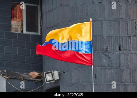 La Colombie agite devant un bâtiment Banque D'Images