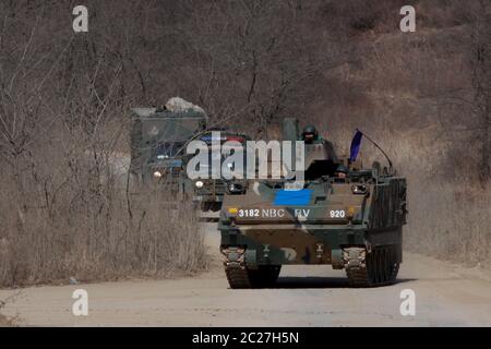 Séoul, CORÉE DU SUD. 27 février 2012. 17 juin 2020-Séoul, Corée du Sud-dans cette photo est le fichier photos. Forage militaire conjoint de Stetes Sud-Coréens et Unis près de la zone démilitarisée en Corée du Sud. La Corée du Nord a déclaré mercredi qu'elle avait rejeté l'offre de la Corée du Sud d'envoyer des envoyés spéciaux et qu'elle redéploiera ses troupes dans deux zones commerciales intercoréennes près de la frontière, ce qui a atchéré sans relâche les tensions un jour après que le régime ait créé un bureau de liaison conjoint. La divulgation par le Nord de son rejet de la proposition de l'envoyé spécial montre que le régime n'a aucune intention de désamorcer les tensions par le dialogue et qu'il va se réaliser Banque D'Images