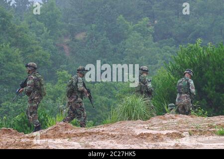 Séoul, CORÉE DU SUD. 4 août 2003. 17 juin 2020-Séoul, Corée du Sud-dans cette photo est le fichier photos. Forage militaire conjoint de Stetes Sud-Coréens et Unis près de la zone démilitarisée en Corée du Sud. La Corée du Nord a déclaré mercredi qu'elle avait rejeté l'offre de la Corée du Sud d'envoyer des envoyés spéciaux et qu'elle redéploiera ses troupes dans deux zones commerciales intercoréennes près de la frontière, ce qui a atchéré sans relâche les tensions un jour après que le régime ait créé un bureau de liaison conjoint. La divulgation par le Nord de son rejet de la proposition de l'envoyé spécial montre que le régime n'a pas l'intention de désamorcer les tensions par le dialogue et qu'il va mener une série de discussions Banque D'Images