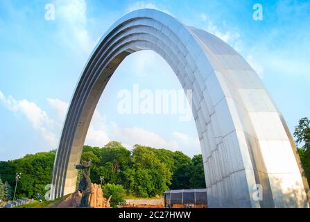 People's Friendship Arch Skyline Kiev Banque D'Images