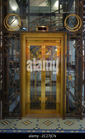 Portail de l'ascenseur principal dans le style art nouveau dans la maison de commerce du Pont Rouge Banque D'Images