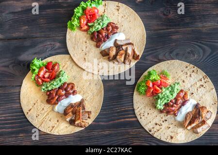 Les tacos avec des remplissages sur la table en bois Banque D'Images