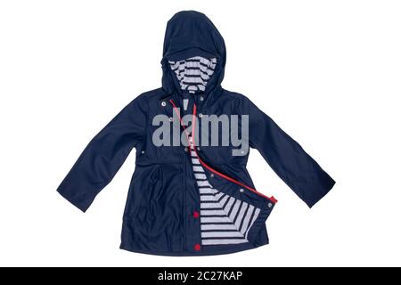 Veste de pluie. Close-up de l'élégant bleu marine coupe-vent imperméable fermeture éclair et capuche veste pour les filles isolé sur un fond blanc. Mode pour enfants Banque D'Images
