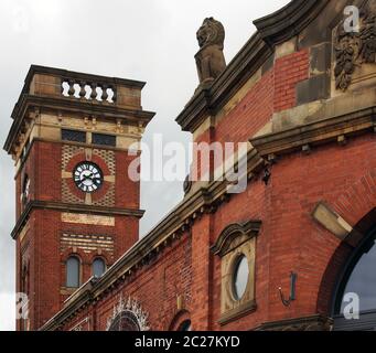 vue rapprochée de l'entrée et de la tour de l'horloge de la salle du marché d'ashton sous lyne construite en 1829 Banque D'Images