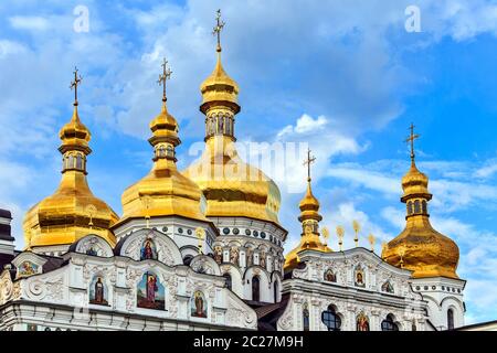 Coupoles d'or avec des croix de la cathédrale de l'Assomption de la Vierge bénie Marie à Kiev Pechersk Lavra monastère orthodoxe, Kiev, Ukraine Banque D'Images