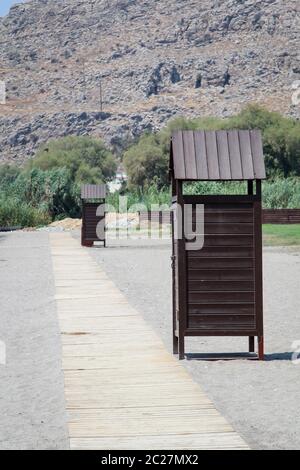 Des cabines d'eau publiques en bois sur la plage. Changer de chambre coloré. Concept de vacances. Banque D'Images