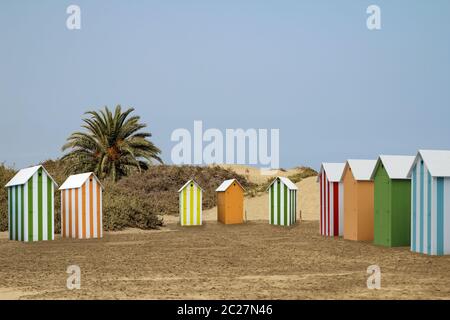 Des cabines d'eau publiques en bois sur la plage. Changer de chambre coloré. Concept de vacances. Banque D'Images