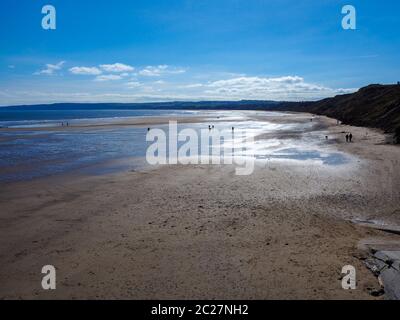 Vue sur la magnifique plage de sable de Filey, dans le North Yorkshire, en Angleterre, à marée basse Banque D'Images